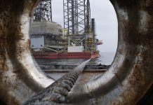 La AIE mantiene la previsión de crecimiento de la demanda del crudo en 2026