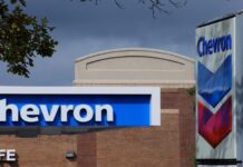 Chevron pide a sus empleados regresar a Venezuela mientras reanuda exportaciones de crudo a EEUU