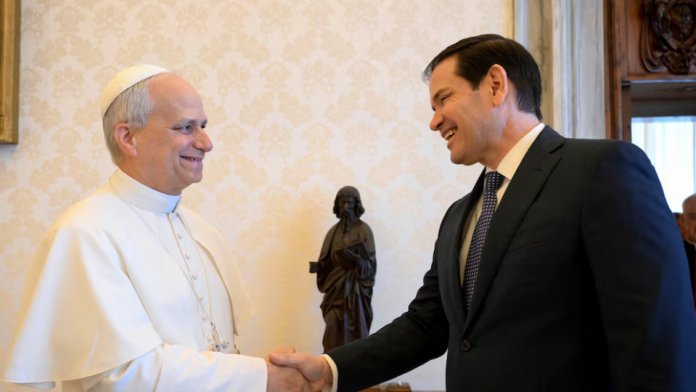 El Papa León XIV estrecha la mano del Secretario de Estado estadounidense Marco Rubio mientras se reúnen en el Vaticano