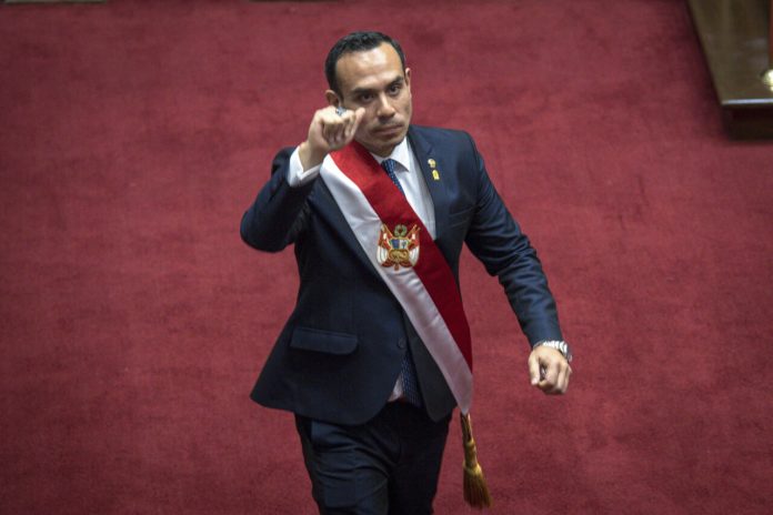 Presidente interino de Perú promete empezar a construir bases de reconciliación en el país