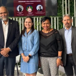 Economistas debaten retos educativos y tecnológicos