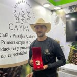 Roney Durán, productor del proyecto Paisajes Andinos, se alza con la Taza de Bronce en encuentro internacional de café