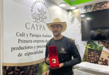 Roney Durán, productor del proyecto Paisajes Andinos, se alza con la Taza de Bronce en encuentro internacional de café