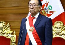 El congresista José María Balcázar jura como nuevo presidente interino de Perú