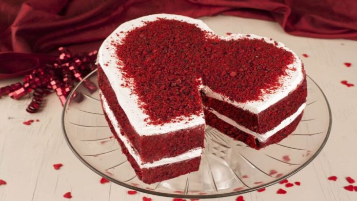 torta-corazon-relleno-con-queso-crema-y-chantilly-1-1024x682