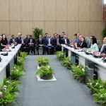 Presidenta encargada Delcy Rodríguez firma acuerdos con Shell en compañía del secretario de Interior de EEUU