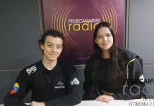 El equipo de F-SAE USB logró un hito histórico al posicionarse en el puesto 11 de la clasificación en la Fórmula SAE Michigan Foto: Deniver Peña/ Roberto Gualtieri, miembro de Relaciones Públicas de la agrupación Fórmula SAE de la Universidad Simón Bolívar (USB), y María José Bolívar, presidenta de Fórmula SAE