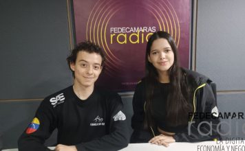 El equipo de F-SAE USB logró un hito histórico al posicionarse en el puesto 11 de la clasificación en la Fórmula SAE Michigan Foto: Deniver Peña/ Roberto Gualtieri, miembro de Relaciones Públicas de la agrupación Fórmula SAE de la Universidad Simón Bolívar (USB), y María José Bolívar, presidenta de Fórmula SAE