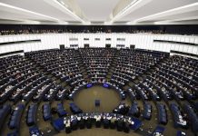 El Parlamento Europeo se divide entre el levantamiento de sanciones a Venezuela y la condena a la injerencia de EE UU