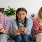 Federación de Psicólogos insta a recuperar el contacto humano para proteger la salud mental juvenil